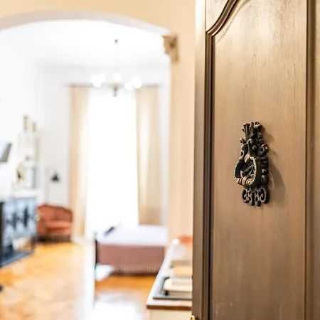 Maxim's Place Apartment *